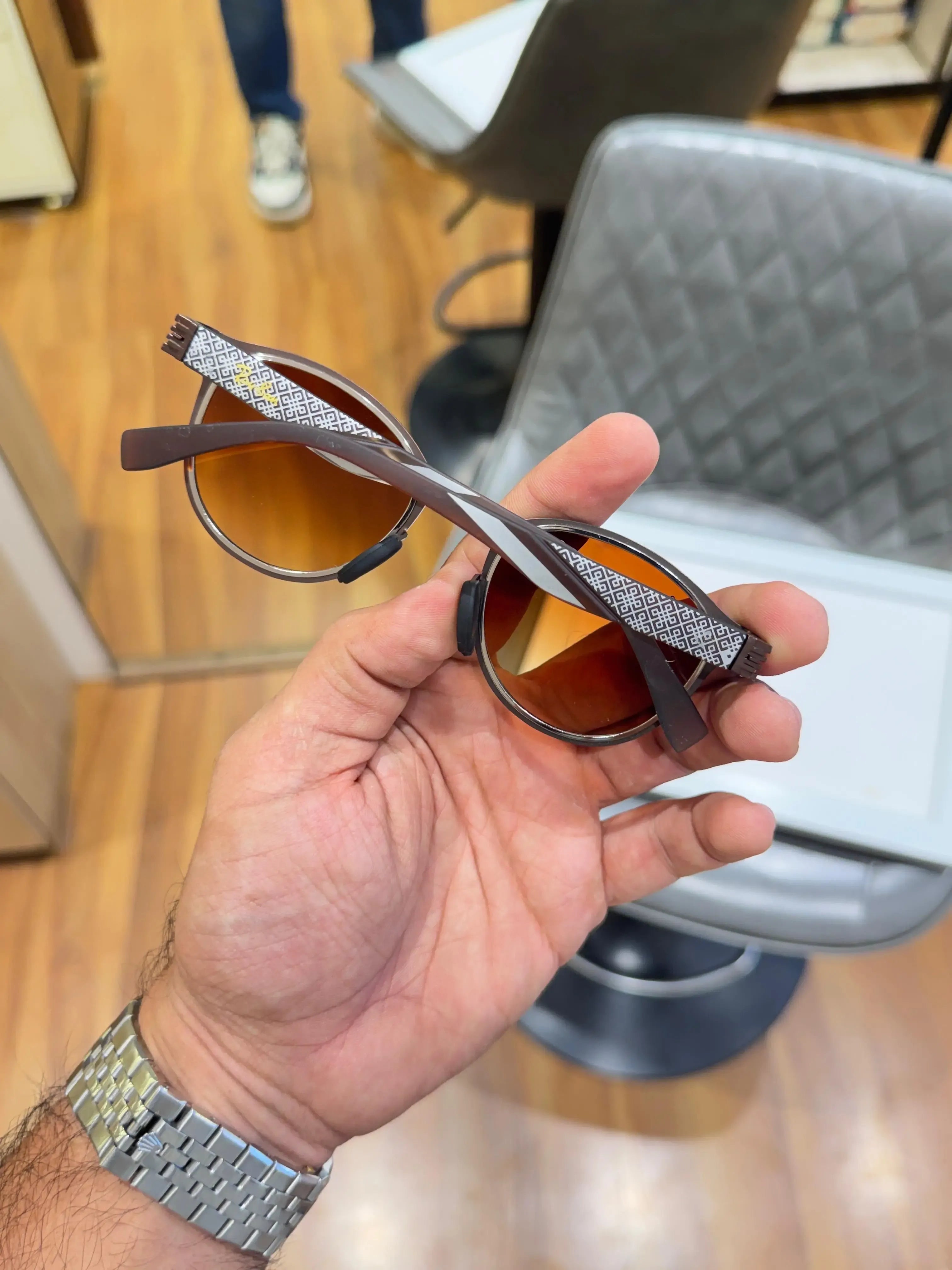 Ray-Ban RB2604 Brown Shaded - Palm view showing warm amber-brown gradient lenses and gunmetal brown frame