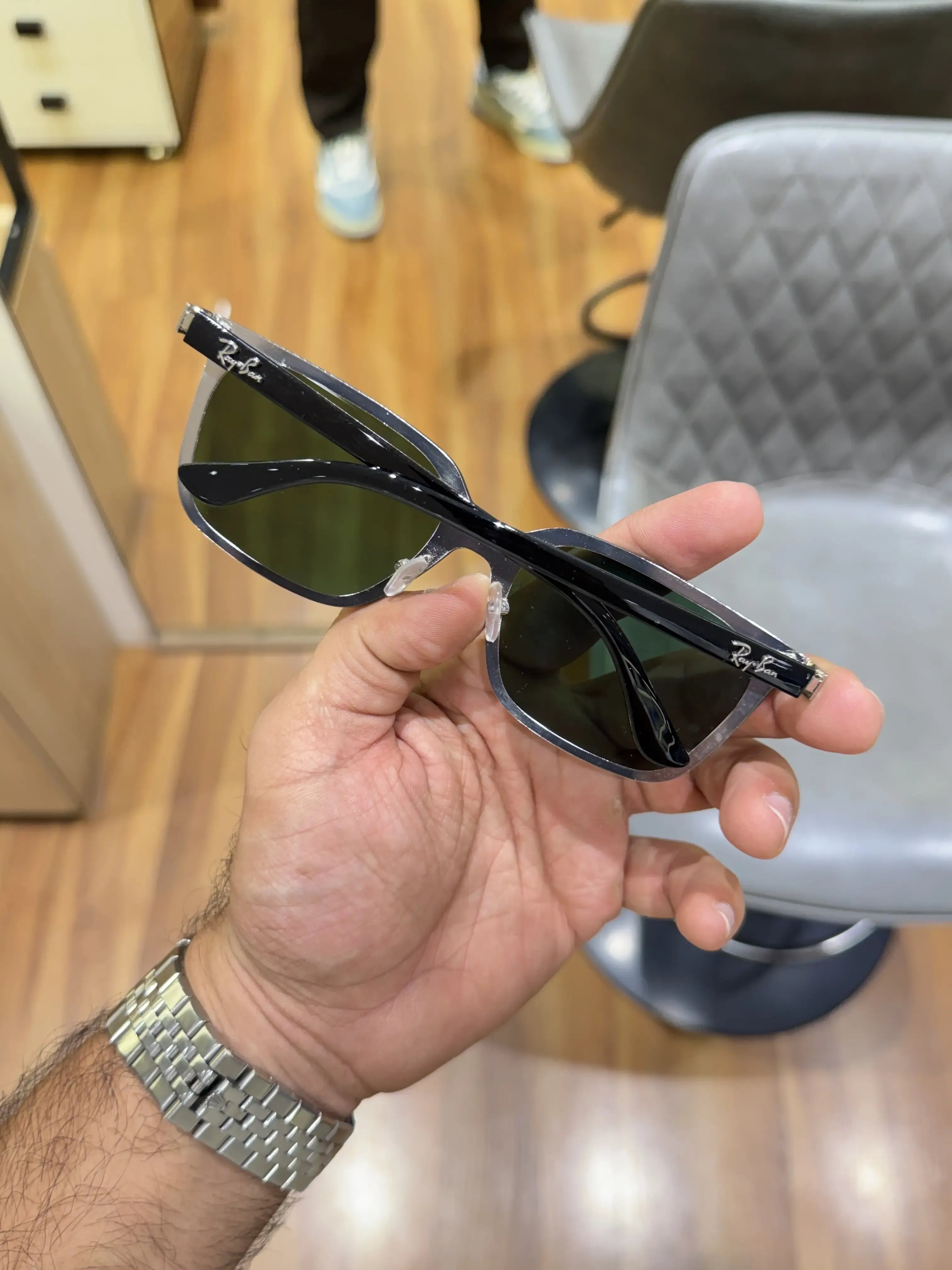 Ray-Ban RB2507S Black Green - Side temple view showing black arms with Ray-Ban script logo and silver rivet hinge