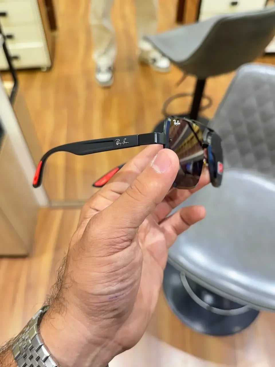 Ray-Ban x Ferrari RB3900 Black - Folded side temple with red tips