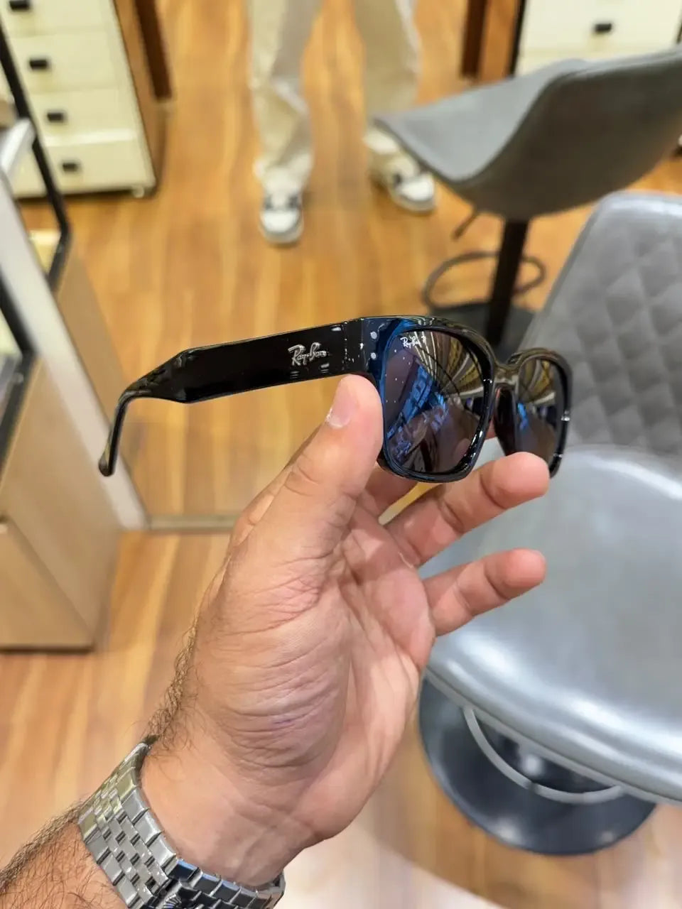 Ray-Ban 7256 Black - Folded side temple view