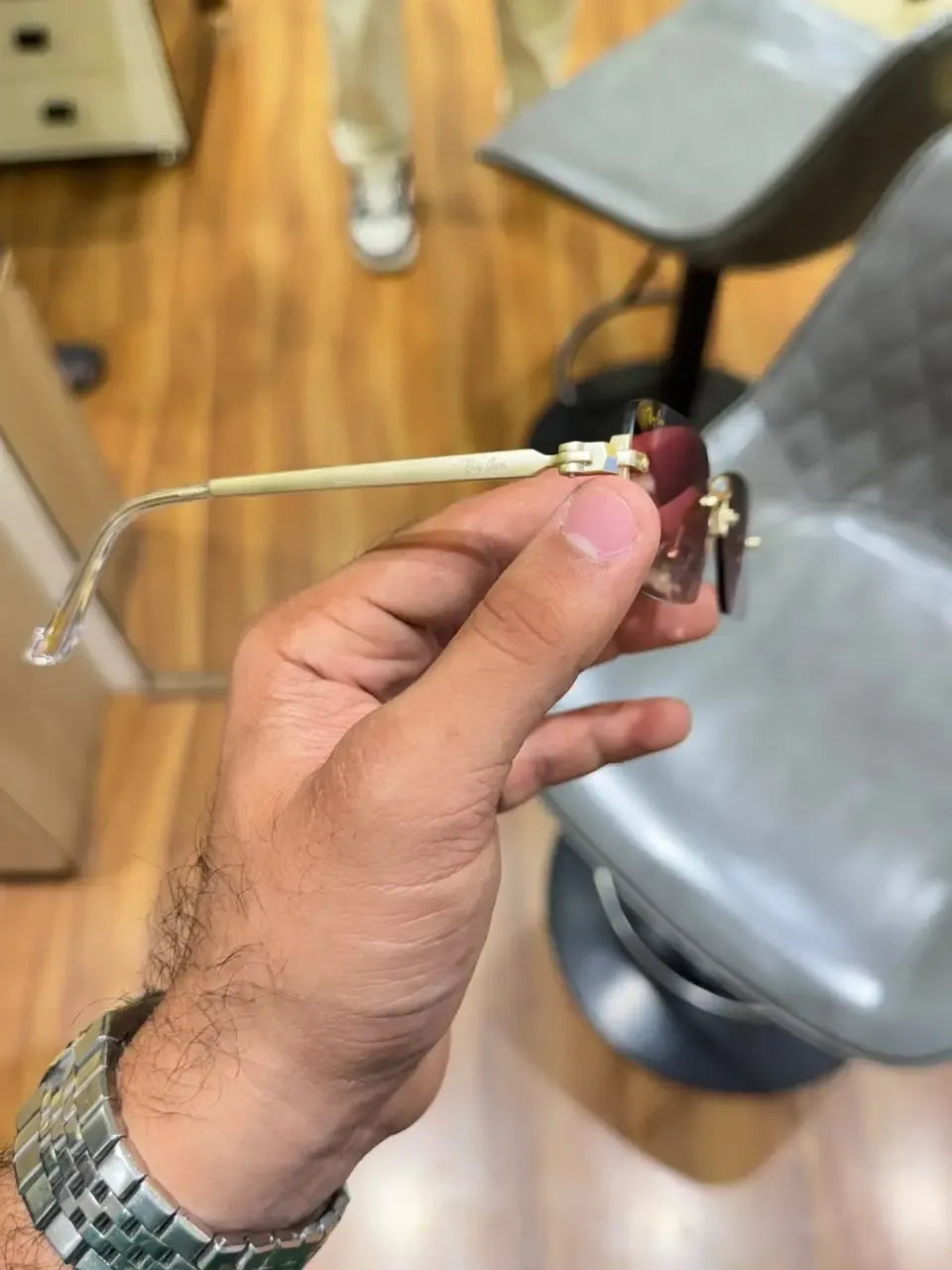 Ray-Ban Rocky Gold Brown - Side temple view showing pink arm with Ray-Ban script logo in gold